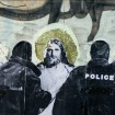 Graffitis und Murals wirken zuweilen wie befreiungstheologische Bildergeschichten: Sie übertragen die Verhaftung Jesu ins Heute oder interpretieren  die Ikonografie von Heiligen neu. (Fotos: mauritius images, Ognyan Yosifov)