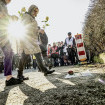 «Von Stolperstein zu Stolperstein werden wir mehr»: Gedenken heisst Widerstand. (Fotos: Marc Steffen Unger)