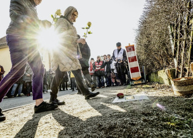 «Von Stolperstein zu Stolperstein werden wir mehr»: Gedenken heisst Widerstand. (Fotos: Marc Steffen Unger)