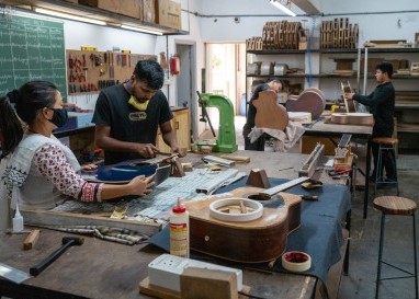 Lukas Brunners Gitarren sind Unikate und passen ins Handgepäck. Eine Partnerfirma gibt es in Indien.