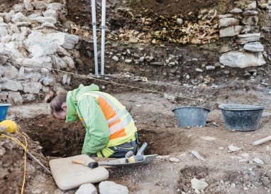 Archäologinnen machen überraschenden Fund während Sanierungsarbeiten bei der Kirche in Flims.
