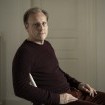 Pfarrer Simon Becker arbeitet an drei Schreibtischen. Das hilft ihm, die Gedanken zu verdichten