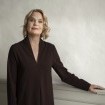 Marieke Kruit, erste Berner Stadtpräsidentin, sitzt an schlichtem Tisch mit spektakulärer Aussicht